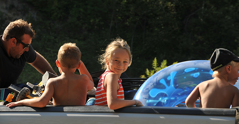 CU-Du_Gouffre-accueil-plaisir-mobile Camping Union - Camping Du Gouffre, idéal entre amis et famille